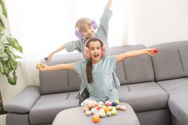 İki sevimli kız kardeş Paskalya gününde