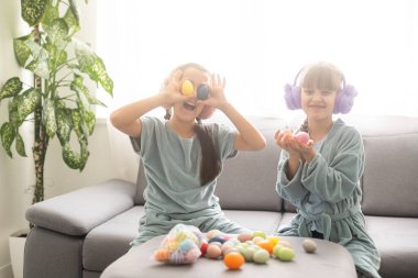 İki sevimli kız kardeş Paskalya gününde