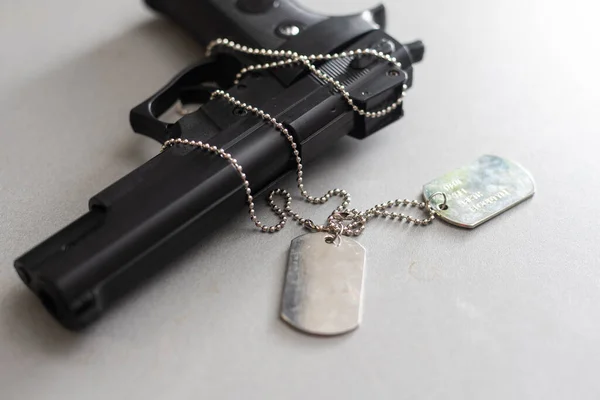 Arma e dogtag isolado em um fundo branco. — Fotografia de Stock