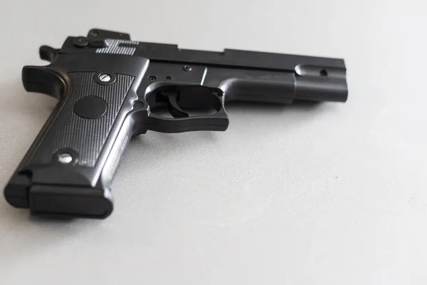 Пистолет изолирован на белом фоне — стоковое фото
