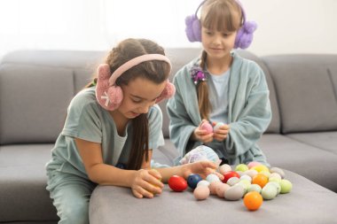 İki sevimli kız kardeş Paskalya gününde