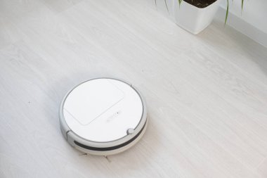 Modern robot elektrikli süpürge oturma odasında yerde. Metin için boşluk