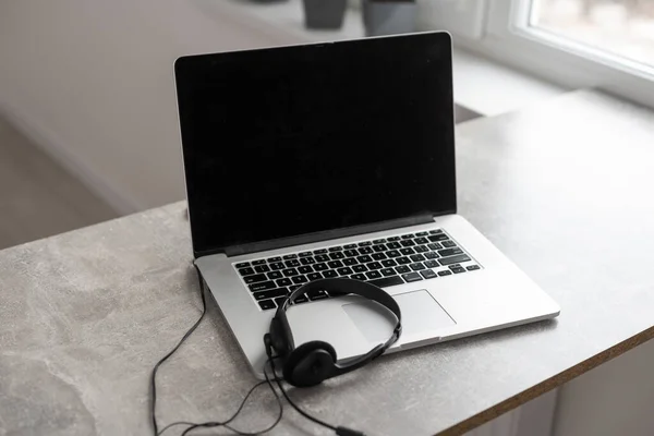 Otwórz pusty laptop w nowoczesnym miejscu pracy z materiałami biurowym i dekoracjami na białym stole — Zdjęcie stockowe