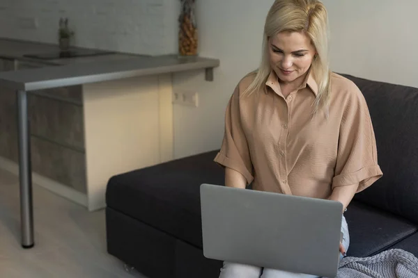 Strzał atrakcyjnej dojrzałej bizneswoman pracującej na laptopie — Zdjęcie stockowe