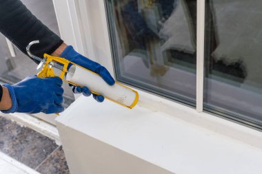 Alt kuşak ve pencere çerçeve arasındaki boşluğu doldurmak için poliüretan köpük uyguluyor. Konfor ve coziness eviniz için oluşturma