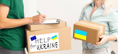 Ukraynalı mülteciler için sokak içi insani yardım kutusunu kapat.
