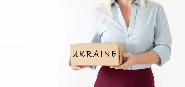 Freiwillige sammeln Spenden für die Bedürfnisse ukrainischer Migranten, Konzept der humanitären Hilfe. — Stockfoto