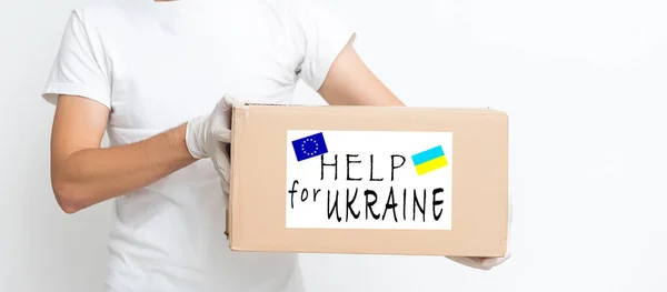 Mengumpulkan makanan kemanusiaan yang disiapkan untuk membantu orang-orang yang menderita selama perang di tangan Rusia, menghentikan perang di Ukraina, bantuan kemanusiaan 2022 — Stok Foto