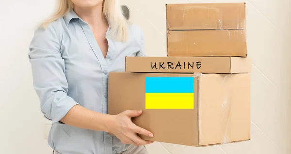 Добровольча коробка з гуманітарною допомогою для українських біженців на вулиці. — стокове фото