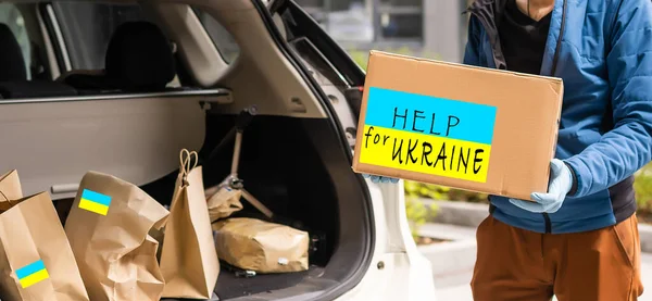 为乌克兰移徙者的需要募集捐款的志愿人员、人道主义援助概念. — 图库照片