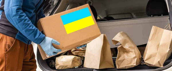 Recoger un conjunto de alimentos humanitarios para ayudar a las personas que sufrieron durante la guerra a manos de Rusia, detener la guerra en Ucrania, ayuda humanitaria 2022 —  Fotos de Stock