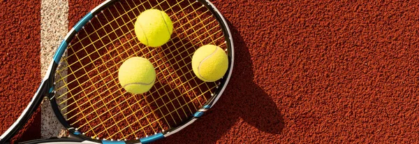 Teniszütő és új teniszlabda egy frissen festett teniszpályán — Stock Fotó