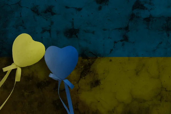 Das Konzept, den Krieg in der Ukraine zu beenden. Herzen auf dem Hintergrund der ukrainischen Flagge — Stockfoto