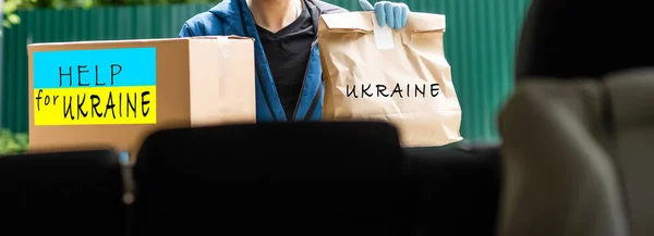 Гуманитарная помощь Украине из-за войны, благотворительности и помощи нуждающимся, поддержка беженцев — стоковое фото