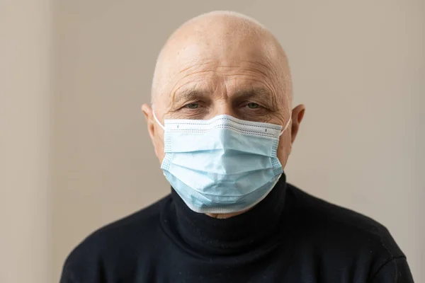 Homme âgé à la maison masque isolement — Photo