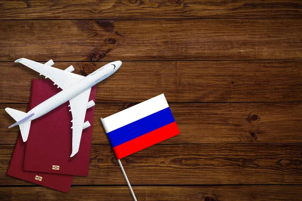 No travel by plane closed sky because of war conflict between Russian and Ukraine paper plane with russian and ukrainian flag — Stock Photo, Image