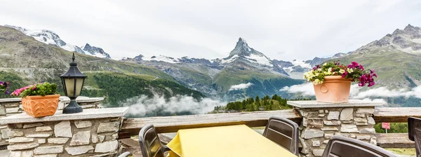 Leerer Tisch in einem Café in den Bergen. — Stockfoto