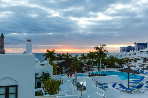 Het uitzicht vanaf de terrassen van de prachtige zonsondergang op het strand — Stockfoto