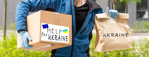 Volunteers collecting donations for the needs of Ukrainian migrants, humanitarian aid concept. — Stock Photo, Image