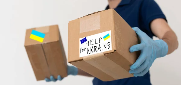 Het verzamelen van een humanitair voedsel ingesteld om mensen te helpen die hebben geleden tijdens de oorlog door de handen van Rusland, stop de oorlog in Oekraïne, humanitaire hulp 2022 — Stockfoto