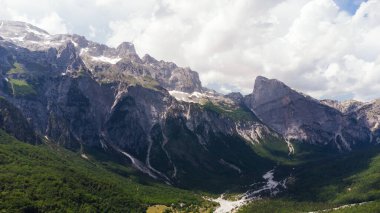 Arnavutluk 'un dağlı güzel manzarası