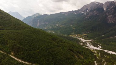Arnavutluk Alpleri 'nin muhteşem dağ manzarası