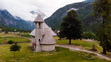 Arnavutluk 'taki Theth Vadisi' ndeki köy sahnesi.