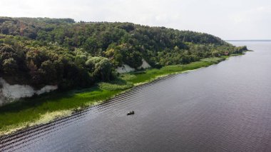 Yazın sakin bir nehirde güneşli bir gün