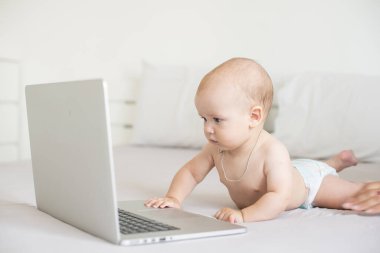 Bir bebek ve bir bilgisayar, başından vurulmuş bir laptop.