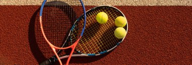 Tenis topuyla tenis kortunda raket.