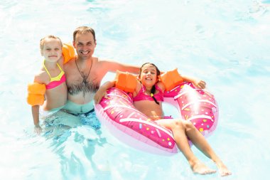 Bilardoda oynayan çocuklar. İki küçük kız havuzda eğleniyor. Yaz tatili ve tatil konsepti