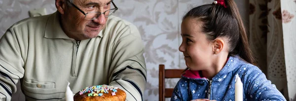 Grandfather and granddaughter with Easter cake eggs — Stock Photo, Image