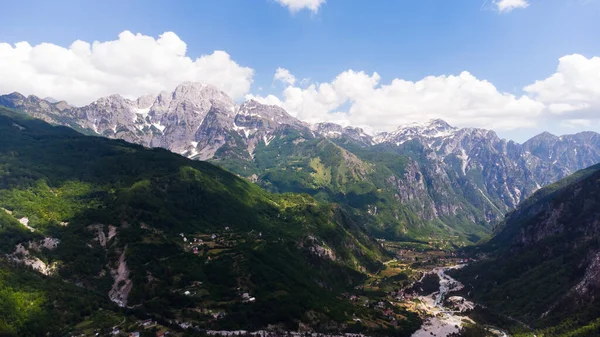 Paisaje pico de montaña en las nubes — Foto de Stock