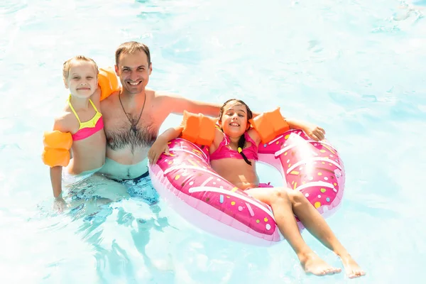Enfants jouant dans la piscine. Deux petites filles qui s'amusent dans la piscine. Vacances d'été et concept de vacances — Photo