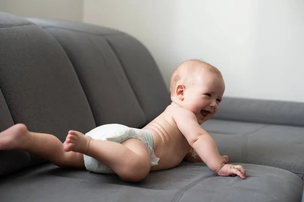 Bebé en el sofá en casa —  Fotos de Stock