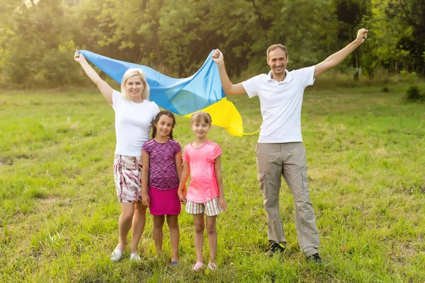 Rodzina z flagą Ukrainy. Szczęśliwego Dnia Niepodległości Ukrainy. Narodowy Dzień Flagi. Miłość do ojczyzny i symboli. Przestrzeń kopiowania. — Zdjęcie stockowe