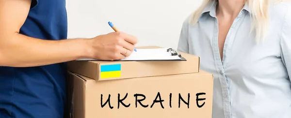 Добровольцы, собирающие пожертвования на нужды украинских мигрантов, концепция гуманитарной помощи. — стоковое фото