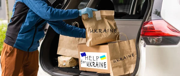 Caja con ropa de donación para refugiados ucranianos que sufren de guerra. Caridad y ayuda a los pobres y necesitados. Quédate con Ucrania —  Fotos de Stock