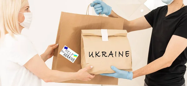 Добровольцы, собирающие пожертвования на нужды украинских мигрантов, концепция гуманитарной помощи. — стоковое фото