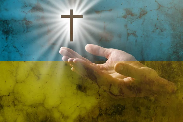 Ima Kezek a nemzeti zászló Ukrajna sárga és kék színek. Imádkozz Ukrajna koncepciójáért — Stock Fotó