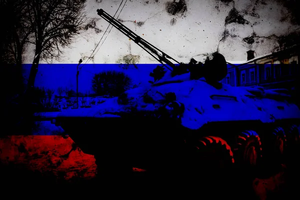 Tanks stonden in de rij voor een Russische vlag. Verscheidene militaire leger oorlog tank voertuigen op het terrein klaar om aan te vallen — Stockfoto