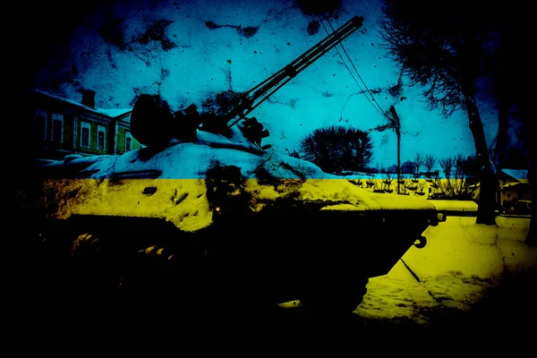 坦克在乌克兰国旗前排成一排。几辆陆军作战坦克在地面上准备进攻. — 图库照片