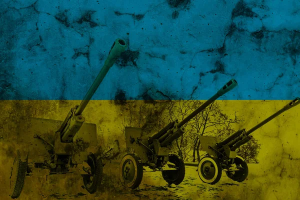 Tankar stod framför den ukrainska flaggan. Flera militära armé krig stridsvagn fordon i terrängen redo att attackera. — Stockfoto