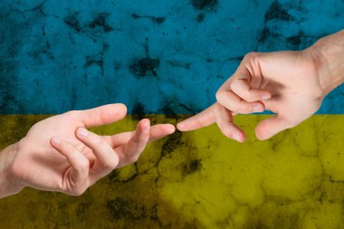 Ukrayna 'ya destek. Kucaklaşma ikonu, Ukrayna renginde kollar kucaklaşması, Ukrayna Savaşı, Rusya 'dan saldırı. Kağıt kesiği, eller kucaklaşması. Dikkat, sevgi ve hayırseverlik sembolü, el kağıdı kesiği..