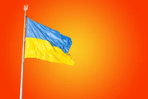 Bandera de Ucrania en un asta de la bandera. La guerra en Ucrania. — Foto de Stock