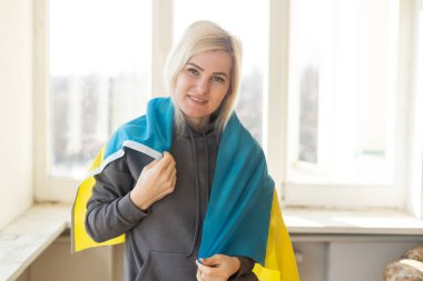 Ukrayna bayrağı taşıyan kadın. Rusya ve Ukrayna arasındaki savaşı durdurun. Ukrayna 'da kal. Barış ve dünya için dua edin. Boşluğu kopyala