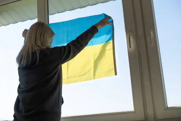 Frau mit Ukraine-Fahne. Stoppt den Krieg zwischen Russland und der Ukraine. Bleiben Sie bei der Ukraine. Betet und hofft auf Frieden und die Welt. Kopierraum — Stockfoto