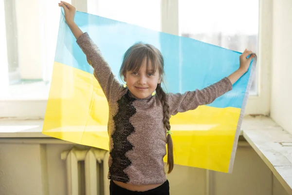 A little girl with a yellow-blue flag of Ukraine, stop the war, protest and patriot, hope for peace. — Stock Photo, Image