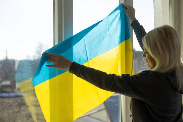 Mulher com bandeira da Ucrânia. Parem a guerra entre a Rússia e a Ucrânia. Fica com a Ucrânia. Rezai e esperai pela paz e pelo mundo. Espaço de cópia — Fotografia de Stock
