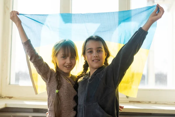Dwie małe dziewczynki z ukraińską flagą — Zdjęcie stockowe